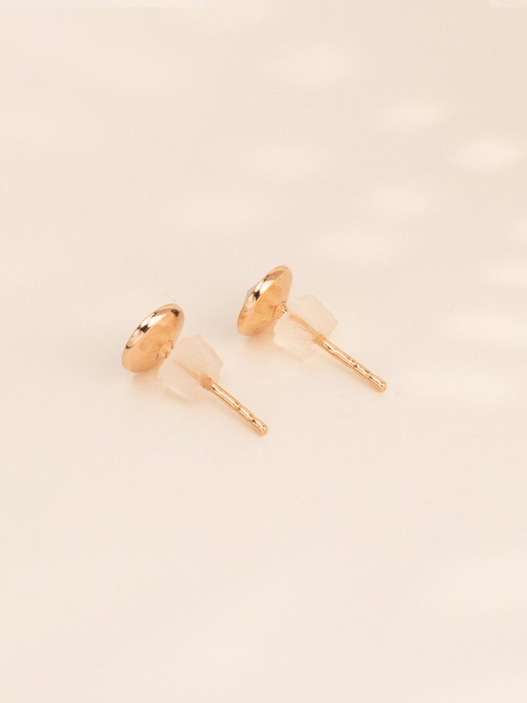 6mm nagliņauskari ar zaļu kristālu