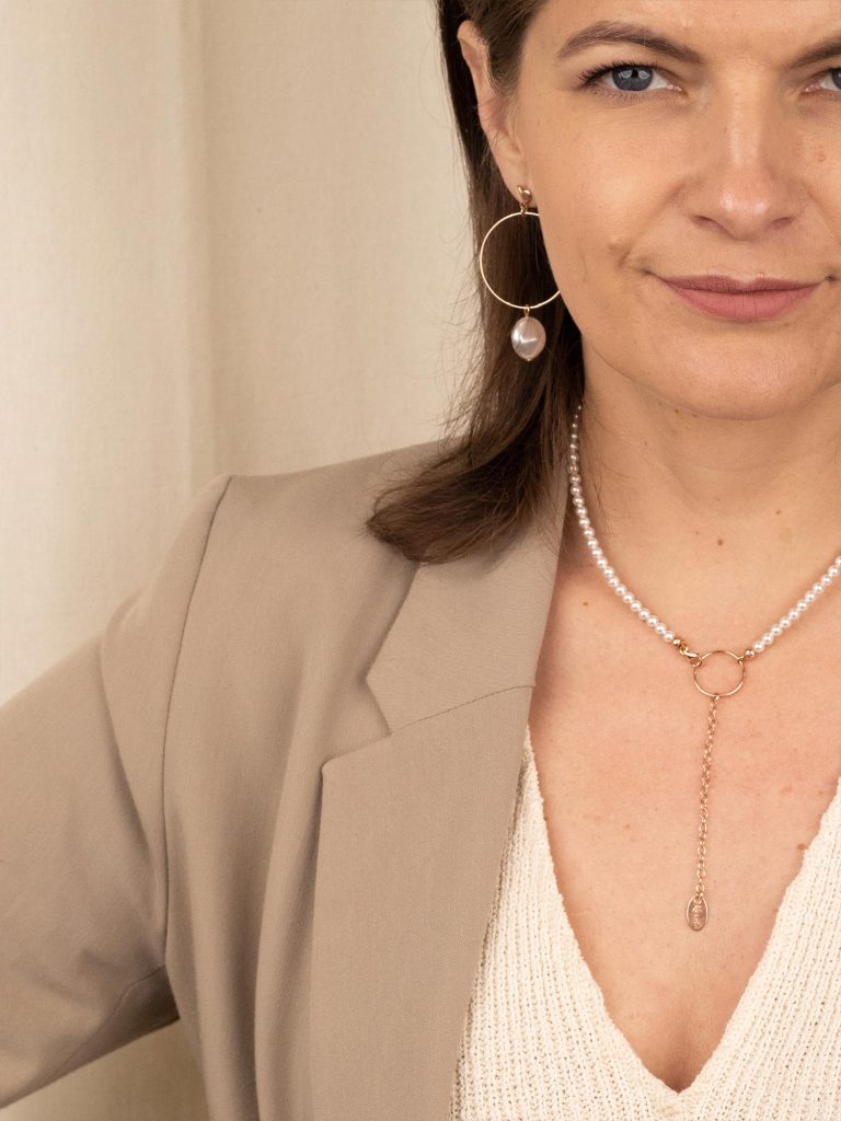 Pērļu kaklarota – čokeris ar 4mm pērlēm un 16mm riņķi – piekariņiem – 42-49cm – white pearl