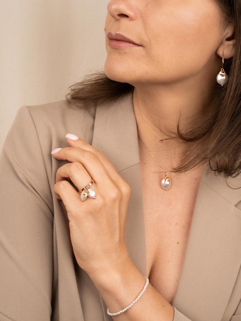 Kaklarota ķēdīte ar 14mm baroka pērli un kristālu – white pearl