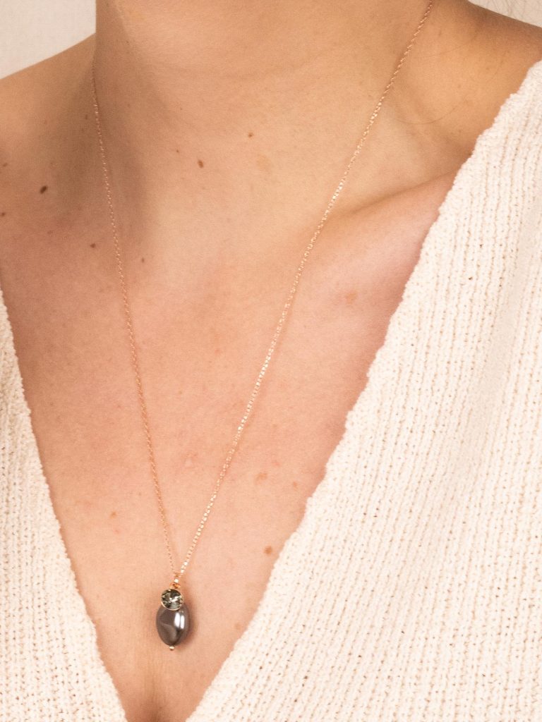 Kaklarota ķēdīte ar 14mm baroka pērli un kristālu – dark grey pearl