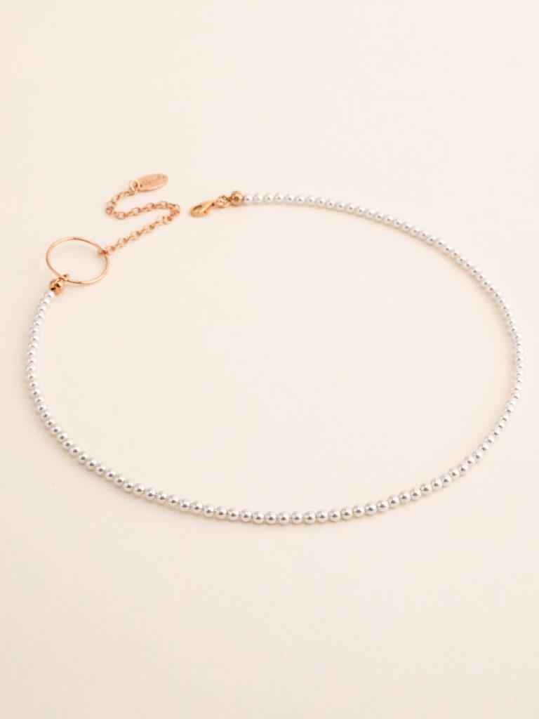 Pērļu kaklarota – čokeris ar 3mm pērlēm un 16mm riņķi – piekariņiem – 37-44cm – white pearl