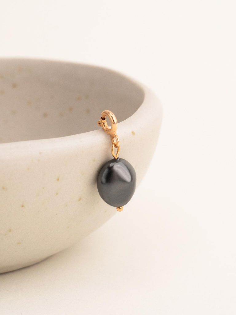 Piekariņš ar 10mm baroka pērli – Dark grey pearl