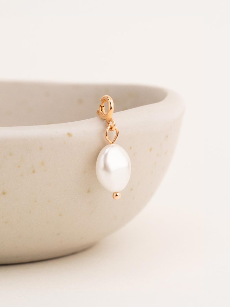 Piekariņš ar 10mm baroka pērli – White pearl