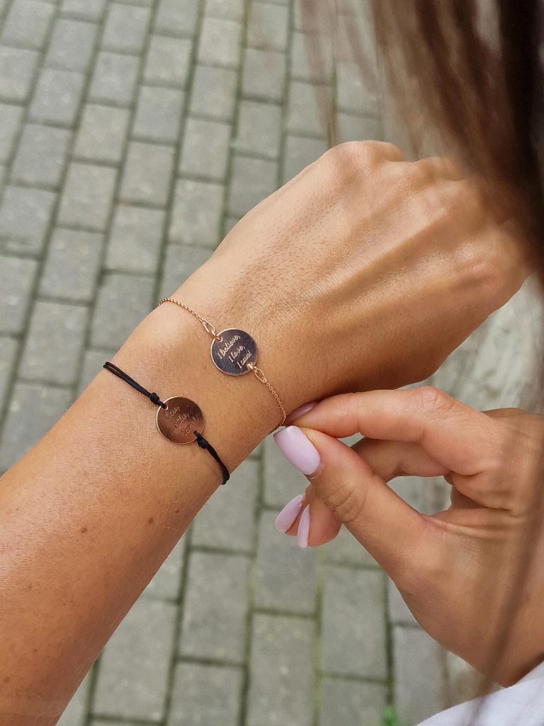 Spēka vārdu rokassprādze ar kulonu  “Ticu, Mīlu, Varu”