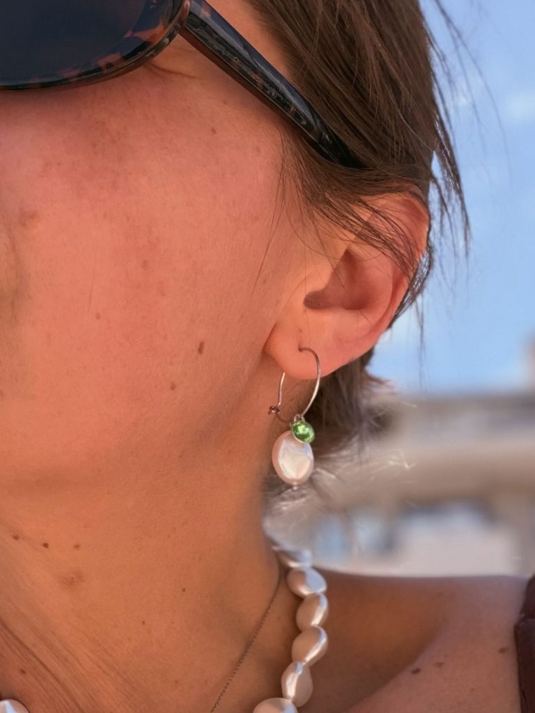 Auskari 3in1 – riņķi ar 14mm baroka pērli un zaļu kristālu – ATĻAUT
